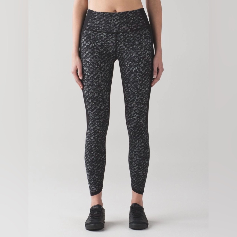 Lululemon Featherlight Tight 7/8 Mesh | Iridescent Multi Black / Black